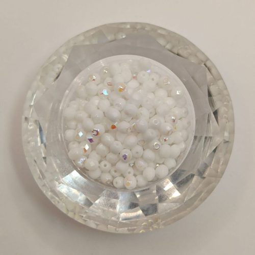 Cseh csiszolt gyöngy - 4 mm - Chalk White AB