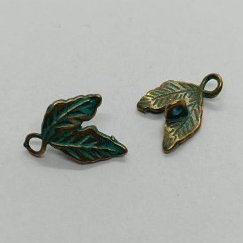 Köztes elem  - levél - zöld patina bronz - 18 x 10 mm