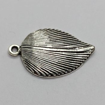 Fém levél medál - ezüst - 23 x 15 mm