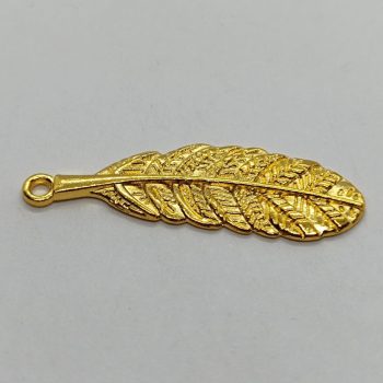 Fém levél medál - arany - 34 x 10 mm