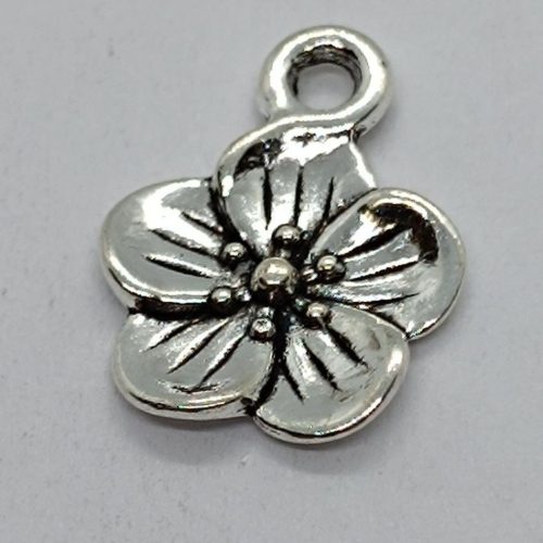 Fém virág medál - ezüst - 15 x 11 mm